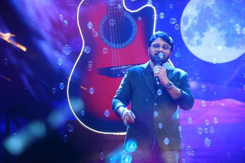 চমক অবশ্য এখানেই শেষ নয়। গানেও থাকছে রথী-মহারথীরা। বাংলা-কাঁপানো গায়ক-গায়িকারা গান গেয়ে শোনাবেন। থাকছেন বাবুল সুপ্রিয়, সমিধ-উরভী, অদিতি মুন্সি, তীর্থ, অনুষ্কা পাত্র, প্রণয়, সুচিস্মিতাদের মত তাবড় তাবড় সব শিল্পীরা। গোটা অনুষ্ঠানটা এক সুতোয় গেঁথে দেবে দুই খুদে শিল্পী সৌম্য সাহা এবং শুভশ্রী।