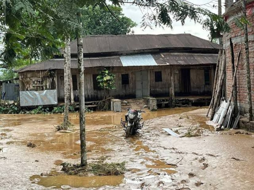 গ্রামের মাঝে ICDS সেন্টার। যার ভরসায় থাকত আশেপাশের একাধিক গ্রামের বাসিন্দারাও৷ নদীর ভয়াল গ্রাস সেই সেন্টার কেড়ে নিয়ে চলে গিয়েছে। কাঠামো পড়ে আছে নদীর মাঝে৷ ভিত থেকে সব নড়ে গিয়েছে। দেওয়াল জুড়ে অজস্র ফাটল। সামনের রাস্তা ভেঙে জলে চলে গিয়েছে।চেনা নদীর অচেনা রূপ দেখে অবাক খয়েরবাড়ি৷