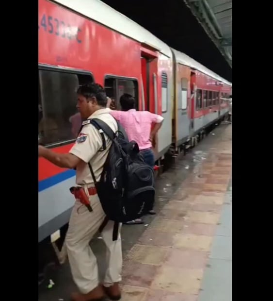 ভিডিওতে দেখা যায় বন্দে ভারত ট্রেনের ওই যাত্রী অত্যন্ত ক্ষুব্ধ। তিনি প্যান্ট্রি কর্মীদের দিকে চিৎকার করে বলছেন, 