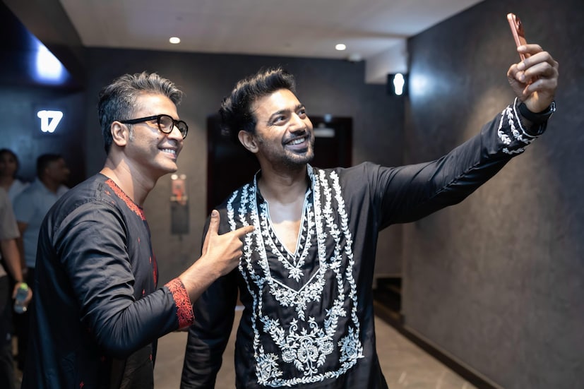 বিদেশের মাটিতে প্রথমবার নিজের ছবির প্রিমিয়ার করতে পেরে প্রচণ্ড খুশি অভিনেতা৷ সেই আনন্দ মুহূর্তের ছবি শেয়ার করেছেন অভিনেতা৷