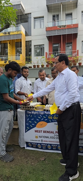 মদন মোহন মাইতি, পশ্চিমবঙ্গ পোলট্রি ফেডারেশনের সাধারণ সম্পাদক, বলেন — “ডিম একটি সুলভ ও গুরুত্বপূর্ণ প্রোটিনের উৎস। সমাজে অনেক সময় ডিমকে নিয়ে ভ্রান্ত ধারণা দেখা যায়, কিন্তু বাস্তবে ডিম মানবদেহের জন্য অত্যন্ত পুষ্টিকর, সহজলভ্য ও সুষম খাদ্য উপাদান।