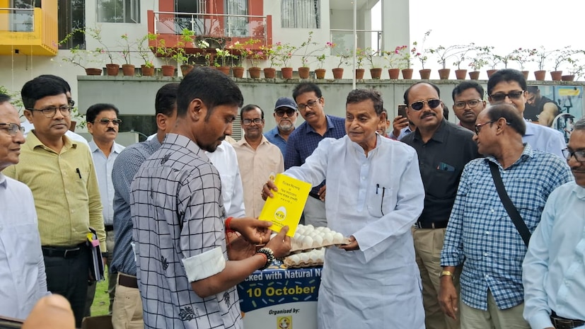 মন্ত্রী স্বপন দেবনাথ তাঁর বক্তব্যে বলেন, পোলট্রি উৎপাদনে পশ্চিমবঙ্গ দেশের অন্যতম অগ্রগণ্য রাজ্য, এবং ভারত বর্তমানে বৈশ্বিক পোলট্রি রপ্তানিতে গুরুত্বপূর্ণ ভূমিকা পালন করছে। তিনি জানান, রাজ্য সরকারের লক্ষ্য হলো পশ্চিমবঙ্গকে ডিম রপ্তানিতে শীর্ষে তোলা, বিশেষ করে উত্তর-পূর্বাঞ্চলীয় রাজ্যগুলির সঙ্গে বিশেষ রপ্তানি অংশীদারিত্ব গড়ে তোলা। মন্ত্রী আরও বলেন যে, মিড ডে মিল প্রকল্পে বর্তমানে প্রতিটি ছাত্রছাত্রী সপ্তাহে তিনটি ডিম পাচ্ছে, এবং সরকার তা পাঁচটিতে উন্নীত করার পরিকল্পনা নিয়েছে, যাতে শিশুদের পুষ্টি আরও নিশ্চিত হয়।