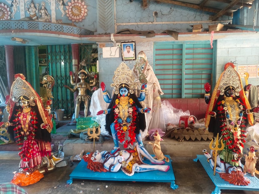 সেজন্য মহিষাদলের পেতল শিল্পীদের এখন ব্যস্ততা চরমে। এবার প্রায় ২৭টি প্রতিমা তৈরীর অর্ডার পেয়েছেন তাঁরা। 