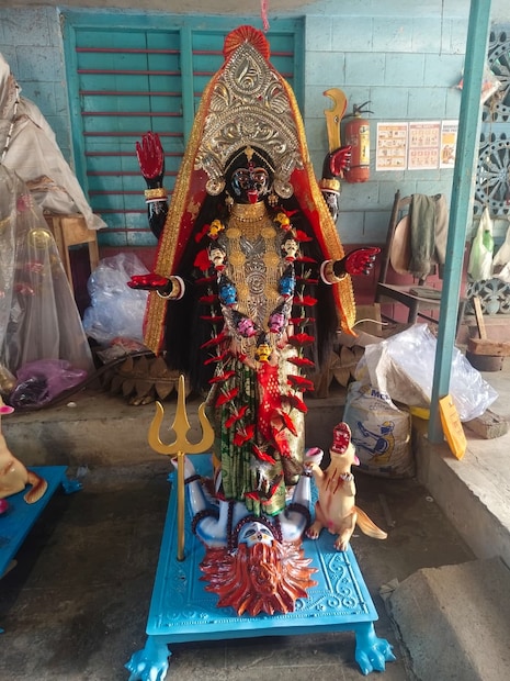 সামনেই কালী পুজো। তাই মহিষাদলের রানা পাড়ায় পেতলের কালী মূর্তি গড়ার কাজ ঘিরে চরম ব্যস্ত শিল্পীরা।