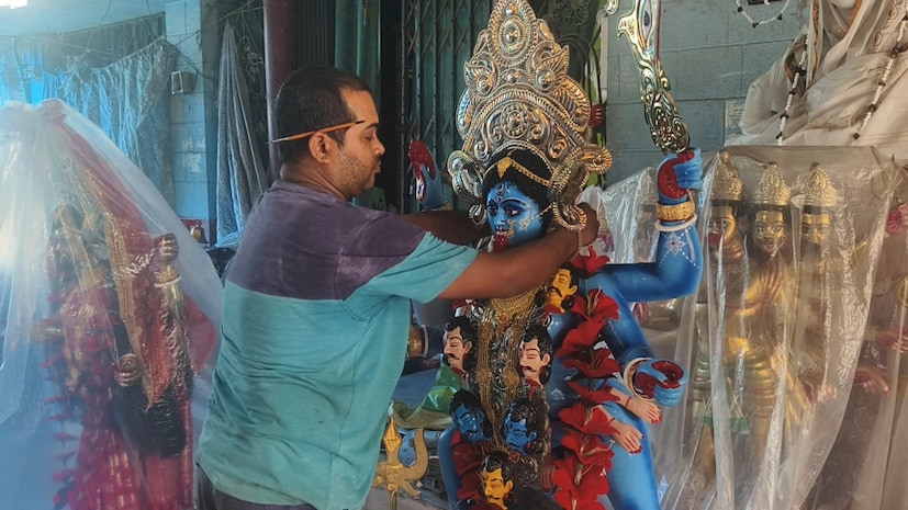 প্রতি বছর মাটির প্রতিমা না করে আজকাল অনেক পুজো উদ্যোক্তারাই চাইছেন পেতলের স্থায়ী প্রতিমা তৈরি করতে। 