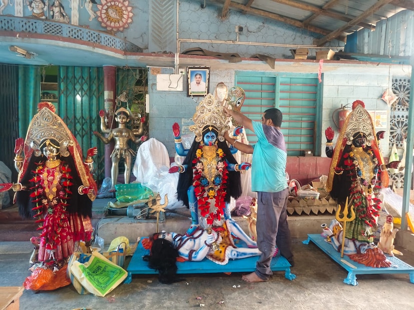 কাশ্মীর থেকে সুন্দরবন। কিংবা কলকাতা থেকে কাঁথি। রাজ্য এবং রাজ্যের বাইরে থেকেও অর্ডার আসছে। সামাল দিতে ১২-১৪ জন শিল্পী এখন রাতদিন এক করে এই কাজ করে চলেছেন। পেতলের তৈরি মায়ের পরনে বেনারসি শাড়ি আর সিটি গোল্ডের জুয়েলারিও পরানোর কাজ চলছে। চলছে শেষ মুহুর্তের কাজ। 