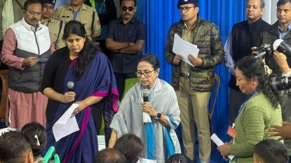 পাহাড়ে বিপর্যয়ের পর শনিবার মিরিকে পৌঁছে পরিস্থিতির সরেজমিনে পর্যালোচনা করলেন মুখ্যমন্ত্রী মমতা বন্দ্যোপাধ্যায়। সঙ্গে ছিলেন জেলাশাসক, জেলা পুলিশ সুপার ও অন্যান্য শীর্ষ আধিকারিকরা। মুখ্যমন্ত্রী বলেন, প্রশাসন, পূর্ত দফতর ও স্থানীয় মানুষের সম্মিলিত প্রচেষ্টায় দ্রুত পুনর্গঠন চলছে। মৃতদের পরিবারে গিয়ে তিনি নিজে দেখা করেছেন এবং সাত দিনের মধ্যে ক্ষতিপূরণ ও বিশেষ নিয়োগের আশ্বাস দিয়েছেন। পাহাড়ে বিপর্যয়ের পর শনিবার মিরিকে পৌঁছে পরিস্থিতির সরেজমিনে পর্যালোচনা করলেন মুখ্যমন্ত্রী মমতা বন্দ্যোপাধ্যায়। সঙ্গে ছিলেন জেলাশাসক, জেলা পুলিশ সুপার ও অন্যান্য শীর্ষ আধিকারিকরা। মুখ্যমন্ত্রী বলেন, প্রশাসন, পূর্ত দফতর ও স্থানীয় মানুষের সম্মিলিত প্রচেষ্টায় দ্রুত পুনর্গঠন চলছে। মৃতদের পরিবারে গিয়ে তিনি নিজে দেখা করেছেন এবং সাত দিনের মধ্যে ক্ষতিপূরণ ও বিশেষ নিয়োগের আশ্বাস দিয়েছেন।