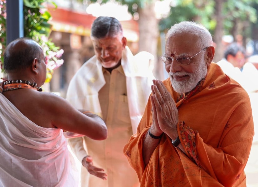 ভারতের অন্যতম পবিত্র তীর্থস্থান শ্রী ভ্রমরম্বা মল্লিকার্জুন স্বামী ভারলা দেবস্থানমে দেবী ভ্রমরম্বা ও ভগবান মল্লিকার্জুন স্বামীর কাছে প্রার্থনার আগে প্রধানমন্ত্রীকে স্বাগত জানান মন্দিরের পুরোহিত ও কর্মকর্তারা। ছিলেন অন্ধ্রপ্রদেশের মুখ্যমন্ত্রী এন চন্দ্রবাবু নাইডু এবং উপ-মুখ্যমন্ত্রী পবন কল্যাণ।