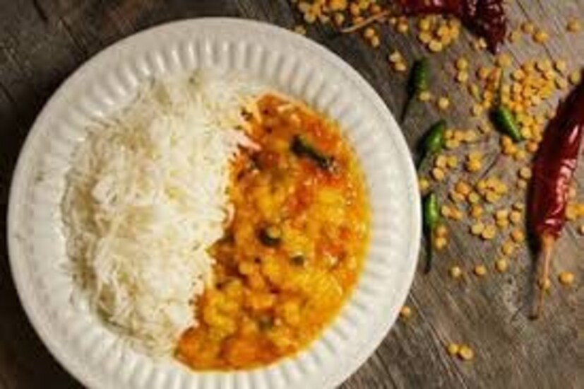 স্বাস্থ্য বিশেষজ্ঞদের মতে, ডায়াবেটিস রোগীরা পরিমিত পরিমাণে ভাত খেতে পারেন। এতে তাদের কোনও ক্ষতি হবে না, তবে অতিরিক্ত পরিমাণে ভাত খাওয়া থেকে বিরত থাকুন। এছাড়াও, সুষম খাদ্য বজায় রাখার জন্য আপনার খাদ্যতালিকায় শাকসবজি, ডাল, পনির, দই বা মুরগির মাংস অন্তর্ভুক্ত করুন। হজমশক্তি উন্নত করতে এবং রক্তে শর্করা নিয়ন্ত্রণে রাখতে ভাতের সঙ্গে হালকা, ফাইবার সমৃদ্ধ খাবার খাওয়ার চেষ্টা করুন। ডায়াবেটিস রোগীদের তাদের খাদ্যতালিকায় কার্বোহাইড্রেট নিয়ন্ত্রণ করার চেষ্টা করা উচিত।