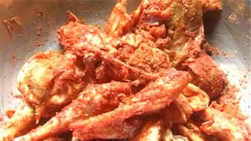পা : যেহেতু মুরগির পা ক্রমাগত মাটির সংস্পর্শে থাকে, তাই তাদের ফাটলে সহজেই ময়লা, ব্যাকটেরিয়া এবং অন্যান্য দূষিত পদার্থ জমা হতে পারে। দূষণের ঝুঁকি বেশি থাকায়, এগুলি ফেলে দেওয়া নিরাপদ।