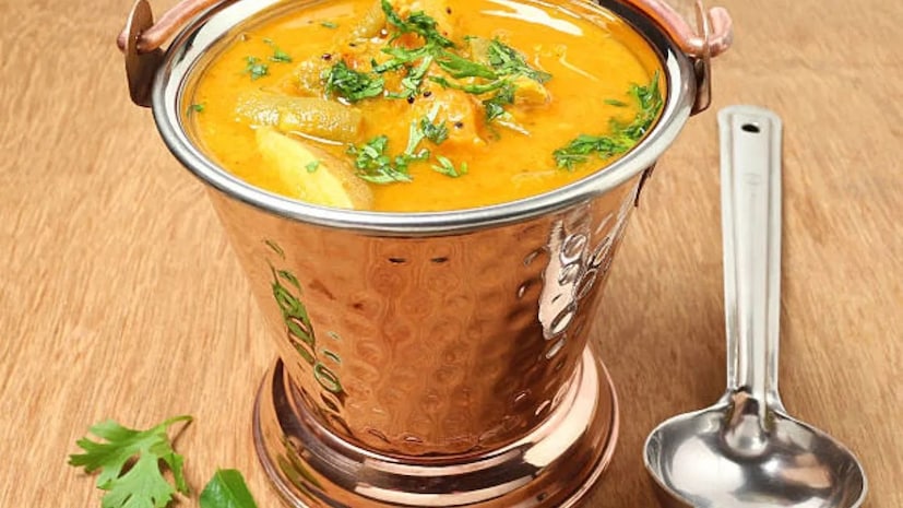 আশ্বিন সংক্রান্তিকে গাসসী, গাড়ু সংক্রান্তি, নল সংক্রান্তি বা ডাক সংক্রান্তিও বলা হয়৷ প্রচলিত মতে, আজ ধানের সাধভক্ষণ। আশ্বিনের মাঝামাঝি থেকে কার্তিকের মাঝামাঝি ধানের গর্ভধারণ কাল। ধানে পোকামাকড়ের উপদ্রব হলে কৃষকের কষ্টের শেষ নেই৷ কারণ ফসল পুষ্ট হয়না। ফসল বাঁচাতে মূলত এই নল সংক্রান্তির অনুষ্ঠান। 