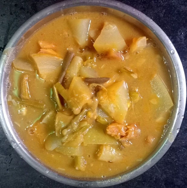 পাটকাঠি জ্বালিয়ে তাতে কাঁচা হলুদ পুড়িয়ে ঠোঁটে মাখলে শীতে ত্বক মসৃণ হয় বলে মনে করা হয়৷ হাঁড়িতে ফুটন্ত জলে ফেলা হয় মুঠি৷ পর দিন সকালে নিমপাতা ও কাঁচা হলুদ মিশিয়ে সেই মুঠি খাওয়া হয়৷ প্রচলিত বিশ্বাস,এতে মুক্তি পাওয়া যায় ত্বকের সমস্যা ও চর্মরোগ থেকে৷ 
