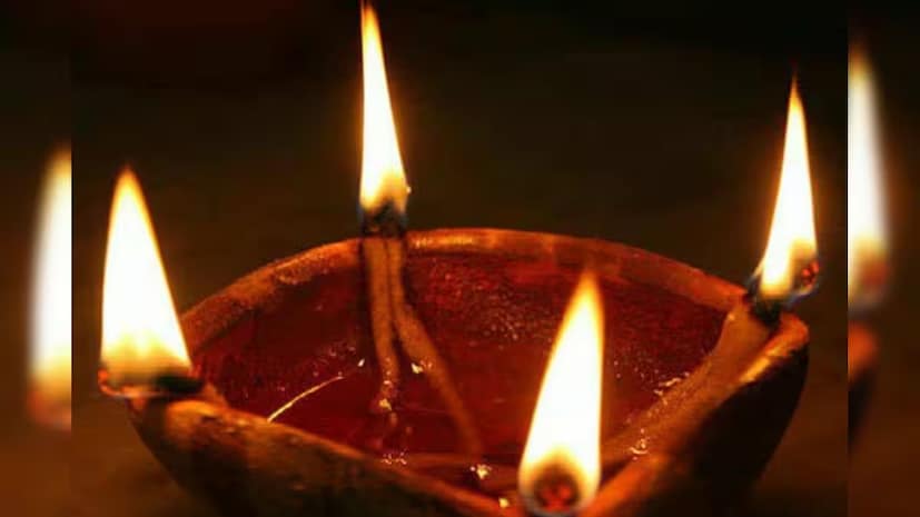 ত্রয়োদশী তিথি বলে এদিন সন্ধ্যায় মোট তেরোটি দীপ প্রজ্বলন করুন৷ তার মধ্যে একটি হবে চারমুখী প্রদীপ৷ সেটি আটা দিয়ে তৈরি করুন৷ নয়তো বানাতে পারেন মাটি দিয়েও৷ আজকাল বাজারেও মাটির তৈরি চারমুখী প্রদীপ পাবেন কিনতে৷