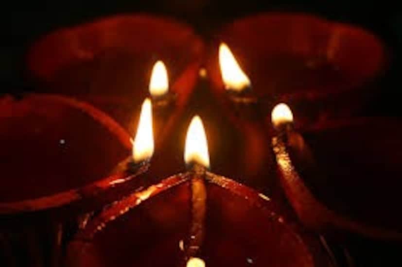 শোওয়ার ঘরের দরজায় দিন দ্বাদশ প্রদীপ৷ রান্নাঘরের দরজায় ত্রয়োদশ এবং জানালায় দিন চতুর্দশ প্রদীপ৷ মনে করা হয় এভাবে বাতি প্রজ্বলন করলে সংসার থেকে কর্পূরের মতো মিলিয়ে যায় টাকার অভাব৷ আসে অর্থের বন্যা এবং সুখশান্তির ঢেউ৷