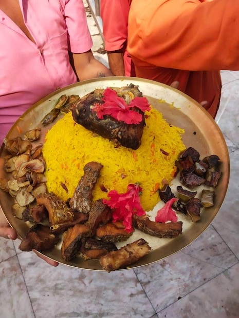 আজ দীপান্বিতা কালীপুজো, দক্ষিণেশ্বর কালীঘাট, কামাখ্যা, নৈহাটির পাশাপাশি বীরভূমের তারাপীঠ মা তারার মন্দিরেও সকাল থেকে বিশেষ পুজোর আয়োজন। ভোর চারটে নাগাদ মা তারাকে স্নান করিয়ে ভক্তদের জন্য খুলে দেওয়া হয়েছে মন্দিরের গর্ভগৃহের দরজা।