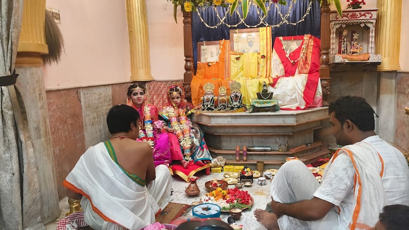 কলকাতার অন্যতম আদি কালী মন্দির টালিগঞ্জের করুণাময়ী কালীমন্দির ৷ আজ দীপান্বিতা অমাবস্যার সকালে ভক্তদের ভিড় ছিল চোখে পড়ার মতো ৷ এবছর টালিগঞ্জ করুণাময়ী কালী পুজোর ২৬৬তম বর্ষ ৷ প্রতি বছরই টালিগঞ্জের এই কালীমন্দিরে মহাসমারোহে পুজো হয়  সকালে কুমারী পুজো , মঙ্গল আরতির মধ্যে দিয়ে চলছে পুজো পাঠ।