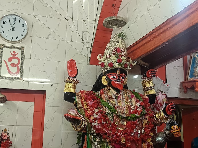 মা সিদ্ধেশ্বরী কালীমাতা ঠাকুরাণী যাঁর পরিচিত নাম ফিরিঙ্গি কালী৷ বাংলা ভাষায় আঙিনায় ঢুকে অ্যাংলো অ্যান্টনি কবিয়াল বুঝেছিলেন খ্রিষ্ট আর কৃষ্ণ এক।  ৫০০ বছরের বেশি সময় ধরেই এই পুজো হয়ে আসছে। 