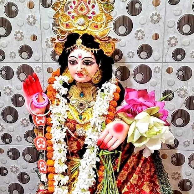 দীপান্বিতা লক্ষ্মীপুজো পালন করলে আমিষ খাবার গ্রহণ করবেন না৷ মাছ, মাংস, পেঁয়াজ, রসুনের মতো খাবার ও নেশাজাতীয় জিনিস গ্রহণ থেকে এই তিথিতে দূরে থাকুন৷ নয়তো কুপিত হতে পারেন মা লক্ষ্মী৷