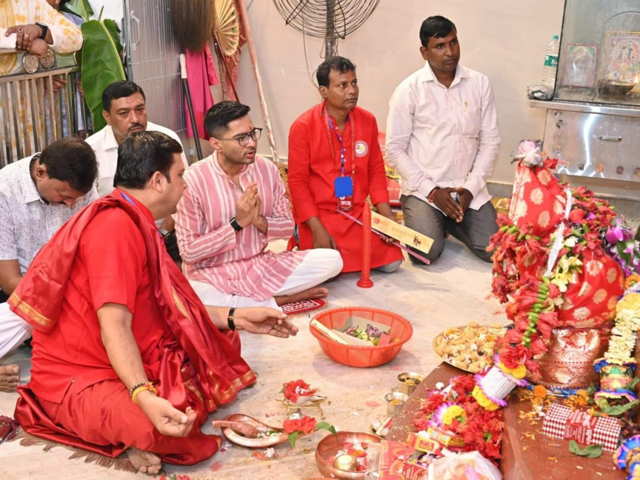 Abhishek Banerjee at Boro Maa Mandir: ‘ধর্ম যার যার বড়মা সবার’, অমাবস্যা শেষের আগেই বড়মার মন্দিরে অভিষেক, পুজো শেষে নিজে হাতে করলেন আরতি, দেখুন ছবিতে
