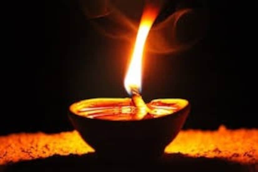 মনে করা হয় এই আহারবিধি পালন করলে সংসারে অভাব, অনটন বা দারিদ্র আসে না। পরিবারে প্রবাহিত হয় সুখ শান্তি। আসে অর্থবৃষ্টি। ছুঁতে পারে না দুঃখ কষ্ট। বলছেন জ্যোতিষ বিশারদ পণ্ডিত কল্কি রাম।