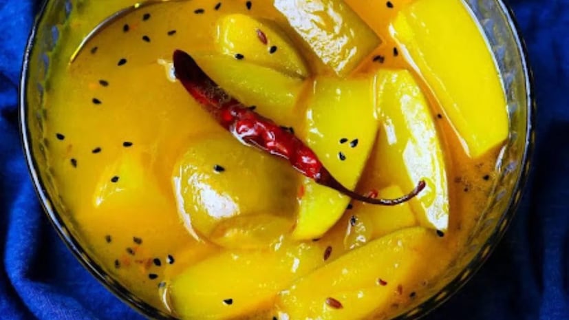 হেমন্ত ঋতুতে শীতের পদধ্বনি শুরু হয়। তার মানে, শীতকাল পড়তে শুরু করে। ঠান্ডা খাবার যতটা সম্ভব কম খান। কোনও রকম টক জাতীয় খাবার, আচারও খাবেন না এ সময়ে।