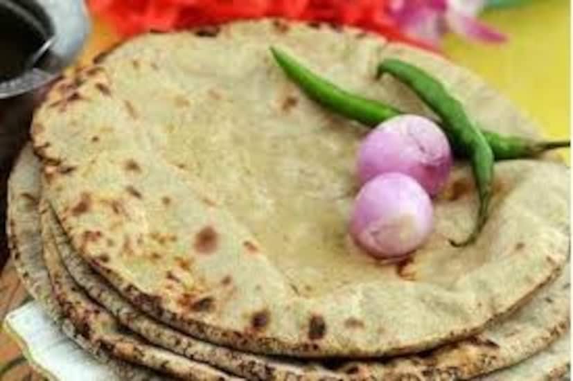 যদি আপনি চান যে আপনার শিশু স্বাদ এবং পুষ্টি উভয়ই উপভোগ করুক, তাহলে আটার সঙ্গে সামান্য রাগি, বাজরা, অথবা জোয়ার মিশিয়ে দেখুন। এটি রুটিগুলিকে সুস্বাদু করে তুলবে এবং আপনার শিশুকে সমস্ত প্রয়োজনীয় পুষ্টি সরবরাহ করবে। এই মিশ্র রুটিগুলি শিশুদের জন্য একটি নিখুঁত দৈনন্দিন খাবার তৈরি করতে পারে, যা তারা কোনও ঝামেলা ছাড়াই উপভোগ করবে।
