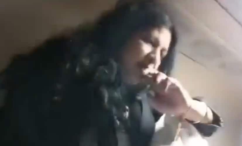 ভাইরাল হওয়া ভিডিওটি মায়াঙ্ক বার্মি নামের এক্স ব্যবহারকারী শেয়ার করেছেন, ক্যাপশনে লিখেছেন, “প্রথমত, এই মহিলা টিকিট ছাড়াই ট্রেনে ভ্রমণ করছিলেন। দ্বিতীয়ত, এই মনোভাব নিয়ে যে যেহেতু তিনি মহিলা তিনি জানেন যে তাঁর কিছুই হবে না। নারীর ক্ষমতায়নের নামে এ হল আইনের ভুল ব্যবহার! কোন ব্যবস্থা কি নেওয়া হবে? @RailwaySeva।”