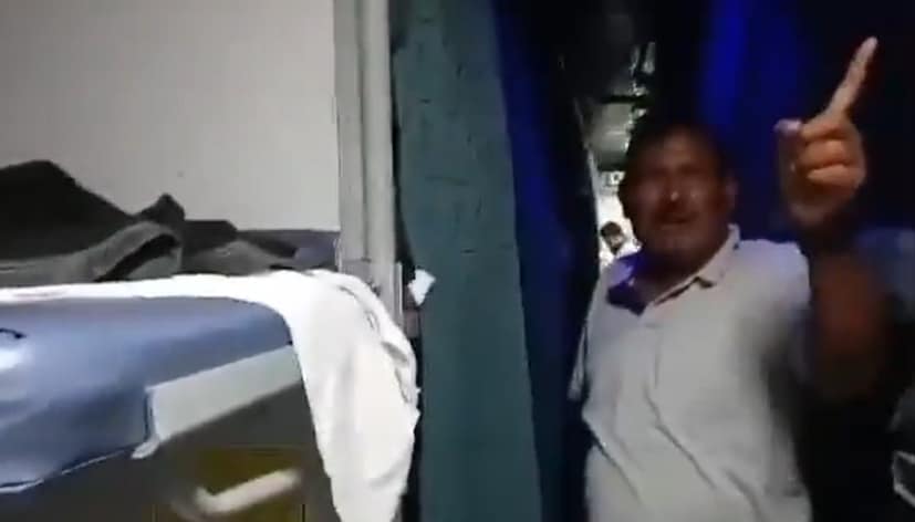 সহযাত্রীরা একটা সময় এতটাই তিতিবিরক্ত হয়ে যান যে বিরক্তি এড়াতে তাকে তার কণ্ঠস্বর নিচু করার পরামর্শ দেন তাঁরা। একজন যাত্রীকে বলতে শোনা যায়, 