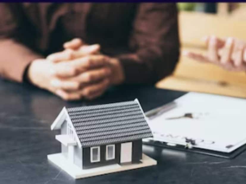 কিন্তু দেখা যায় সুধীন প্রয়াত হন ১৯৫০-৫১ সালে৷ হিন্দু উত্তরাধিকার আইন ১৯৫৬ বলবৎ হওয়ার বেশ কিছু বছর আগে৷ তাই সে সময় বলবৎ থাকা মিতাক্ষরা আইন অনুযায়ী প্রয়াত সুধীনের সম্পত্তি দাবি করতে পারবেন না তাঁর কন্যা রাগমনিয়া৷ কারণ সুধীনের পুত্রসন্তান বর্তমান৷