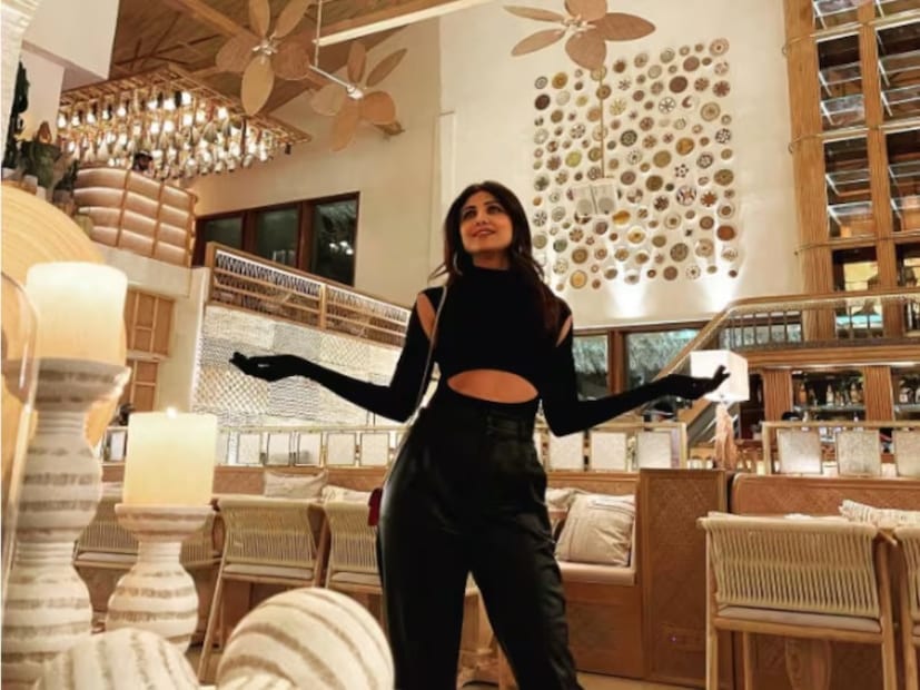 বলিউড অভিনেত্রী শিল্পা শেঠির রেস্তোরাঁ বাস্তিয়ান কেবল একটি ডাইনিং গন্তব্য নয়, বরং বিলাসিতা এবং এক্সক্লুসিভিটির একটি মর্যাদার প্রতীক। এখানকার মেনুগুলির দাম সাধারণ মানুষের কাছে অবাক করার মতো, কিন্তু আশ্চর্যজনকভাবে, এই রেস্তোরাঁটিতে দিনরাত মানুষ ভিড় করে। যা প্রতিদিন কোটি কোটি টাকার টার্নওভার তৈরি করে বলে জানা গিয়েছে।