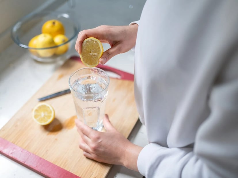 বেশ কিছু গবেষণায় দেখা গেছে যে লেবু এবং মধুর মিশ্রণ লিভারের এনজাইমগুলিকে ভারসাম্য বজায় রাখতে সাহায্য করে। এটি রক্তে শর্করা নিয়ন্ত্রণ করে এবং কোলেস্টেরলের মাত্রা কমায়। এটি লিভারে চর্বি জমা কমায়। নিয়মিত সেবনের ফলে ফ্যাটি লিভারের প্রাথমিক লক্ষণগুলিও উন্নত হতে পারে।