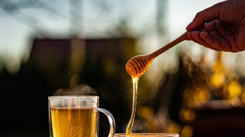 সকালে খালি পেটে এই পানীয়টি পান করা সবচেয়ে কার্যকর বলে মনে করা হয়। রাতভর শরীর ডিটক্স মোডে থাকে এবং সকালে এই পানীয়টি সেই প্রক্রিয়াটিকে ত্বরান্বিত করে। এর ফলে লিভার সহজেই জমে থাকা অমেধ্য এবং চর্বি বের করে দিতে পারে। কয়েক দিনের মধ্যেই শরীর হালকা এবং উদ্যমী বোধ করবে।