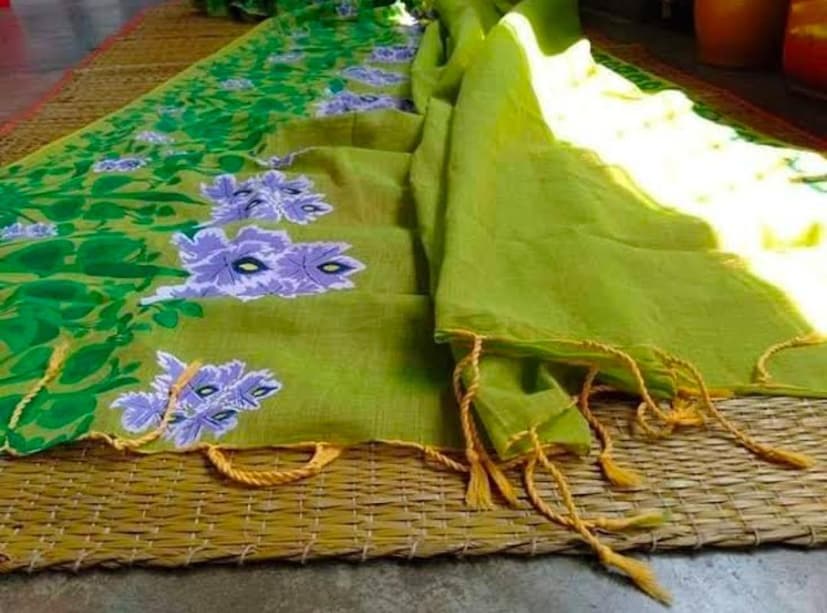 কিন্তু সেই অবহেলিত বস্তু যে বস্ত্র তৈরির কাজে ব্যবহার করা যেতে পারে সেটাই করে দেখালেন বোলপুর শান্তিনিকেতন বিশ্বভারতীর এক অধ্যাপক ও এক পড়ুয়া। (সৌভিক রায়)