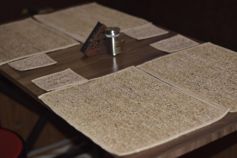 এবার সেই কচুরিপানা সংগ্রহ করে ওই ছাত্রী তাঁর অধ্যাপকের সহযোগিতায় কচুরিপানা তত্ত্ব থেকে বোনা হয় এমন কাপড়, পরবর্তীকালে সেই তত্ত্ব থেকে বিভিন্ন পদ্ধতিতে সুতো বানিয়ে তা দিয়ে টি-শার্ট তৈরি করেন। শিল্পসদনের বার্ষিক শিল্পোৎসবেও সেই কচুরিপানা-মিশ্রিত সুতো থেকে তৈরি টি-শার্ট প্রদর্শিত হয় সেটির যথেষ্ট প্রশংসা হয়। 