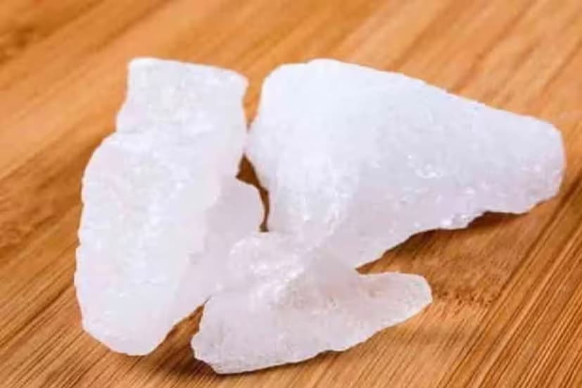 রক্তপাত বন্ধে কার্যকর: ফিটকিরি যে কোনও ক্ষত বা কাটা জায়গা থেকে রক্তপাত বন্ধ করতে কাজ করে। এর অ্যান্টিসেপটিক এবং অ্যাস্ট্রিঞ্জেন্ট বৈশিষ্ট্য রয়েছে, যা শরীরের ক্ষত থেকে রক্তপাত বন্ধ করতে কার্যকর।