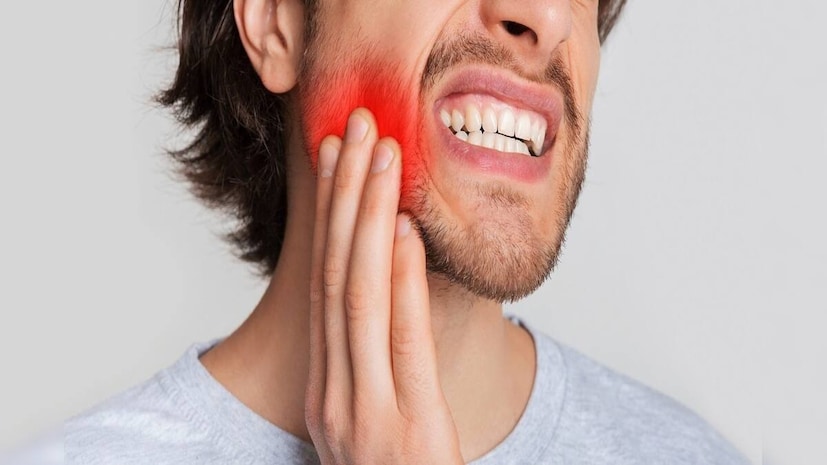 দাঁত ও মাড়ি মজবুত করতে: ফটকিরি কেবল ক্ষতই সারায় না, বরং সামান্য ফিটকিরি গুঁড়ো এবং শিলা লবণ মিশিয়ে খেলে দাঁত পরিষ্কারের জন্যও উপকারী। এটি দাঁতের ব্যথা, পায়োরিয়া এবং মুখের দুর্গন্ধ দূর করতে সাহায্য করতে পারে।