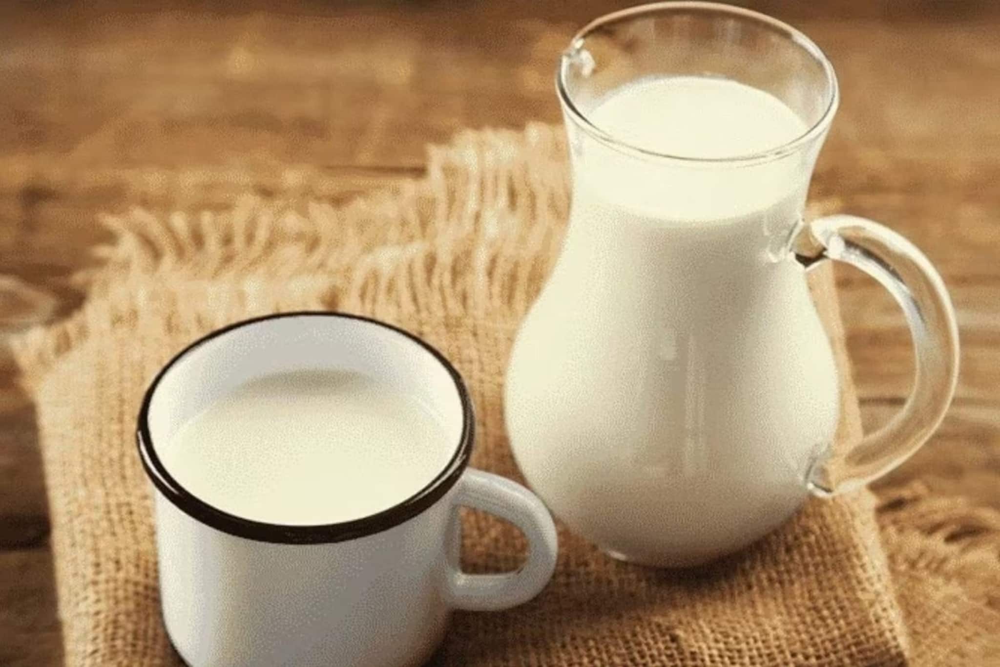 রোজ রোজ গ্লাস গ্লাস দুধ খাচ্ছেন? এই মানুষগুলোর জন্য হতে পারে মারাত্মক ঝুঁকি!