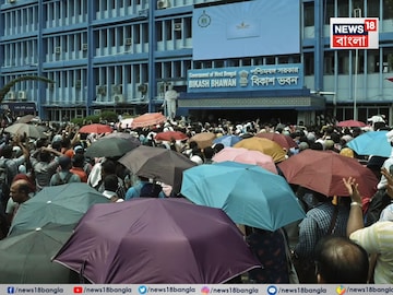 'দুর্নীতির অভিযোগে চাকরিহারারা কেন ১০ নম্বর বাড়তি পাবেন?', এবার পথে নতুন পরীক্ষার্থীরা 'দুর্নীতির অভিযোগে চাকরিহারারা কেন ১০ নম্বর বাড়তি পাবেন?', এবার পথে নতুন পরীক্ষার্থীরা