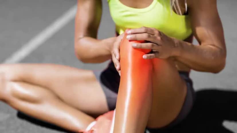 ঠান্ডা বাতাসের সংস্পর্শে আসার ফলে অভ্যন্তরীণ অঙ্গগুলি উষ্ণ রাখার জন্য রক্তনালীগুলি সংকুচিত হয়ে যায়। এটি জয়েন্ট এবং পেশীগুলিতে রক্ত ​​প্রবাহকে সীমাবদ্ধ করে, অক্সিজেন এবং পুষ্টি হ্রাস করে এবং ফলে ব্যথা হয়। এই কারণেই ঠান্ডা সকালে ঘুম থেকে ওঠার পরে অনেক লোক তাদের জয়েন্টগুলিতে শক্ত হয়ে যাওয়ার অভিজ্ঞতা লাভ করে।