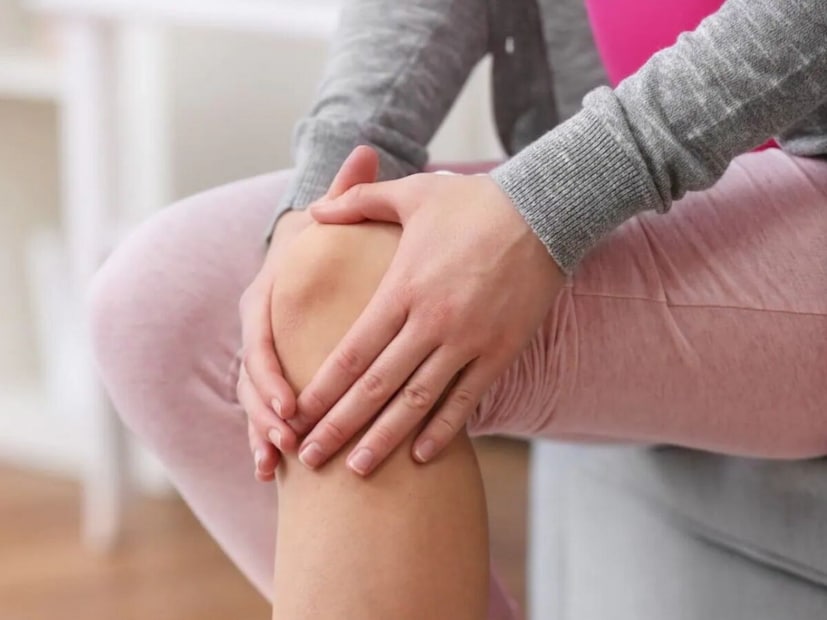 শীতে সবসময় শরীরকে উষ্ণ এবং সক্রিয় রাখতে হবে৷ একাধিক লেয়ার্সে বা স্তরে স্তরে পোশাক পরুন৷ ভিটামিন ডি-এর অভাব রোধ করতে প্রতিদিন ১৫ থেকে ২০ মিনিট সূর্যের আলোতে সময় কাটান, এবং ক্যালসিয়াম, ওমেগা-৩ ফ্যাটি অ্যাসিড এবং ভিটামিন ডি সমৃদ্ধ খাবার খান। উষ্ণ স্নান বা কম্প্রেস অস্বস্তি দূর করতে সাহায্য করতে পারে। তবে, যদি ব্যথা তিন দিনের বেশি স্থায়ী হয়, অথবা যদি ফোলাভাব বা নড়াচড়া করতে অসুবিধা হয়, তাহলে ডাক্তারের সাথে পরামর্শ করা ভাল।