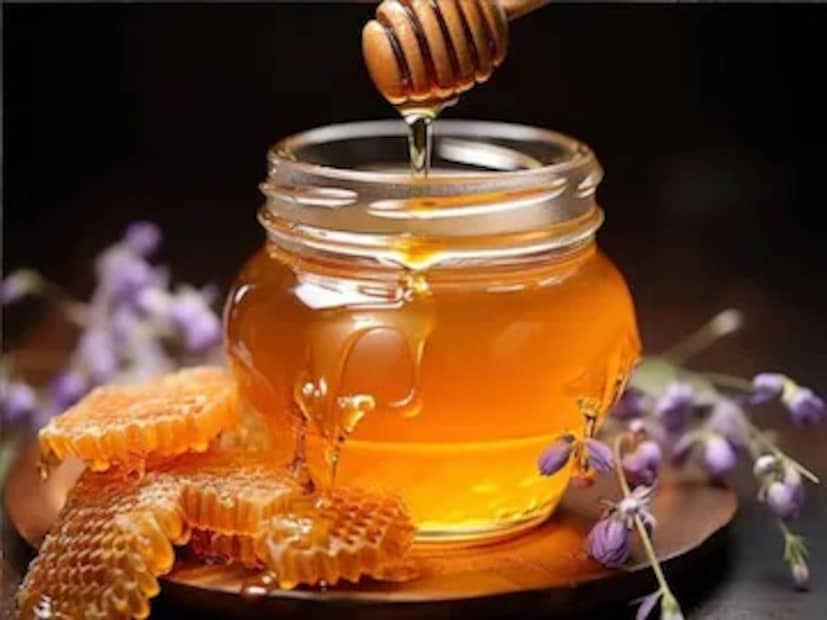 মধুতে অ্যান্টিব্যাকটেরিয়াল, অ্যান্টিভাইরাল, অ্যান্টি-ইনফ্লেমেটরি এবং অ্যান্টিঅক্সিডেন্ট বৈশিষ্ট্য রয়েছে। অতএব, যদি আপনি ডায়াবেটিক পায়ের আলসারে ভুগছেন, তাহলে মধু খুবই কার্যকর হতে পারে। ক্ষতস্থানে মধু লাগালে সংক্রমণের ঝুঁকিও কমে।