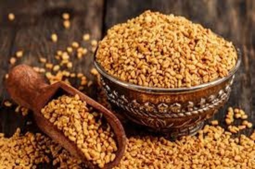 মেথি বীজ কোলেস্টেরল কমাতে অত্যন্ত কার্যকর বলে মনে করা হয়। সকালে খালি পেটে এক চা চামচ মেথি বীজের গুঁড়ো খেলে চর্বি শোষণ কমে এবং প্রাকৃতিকভাবে কোলেস্টেরল কম হয়। এটি শরীরের জন্য অনেক উল্লেখযোগ্য উপকারিতা প্রদান করে।