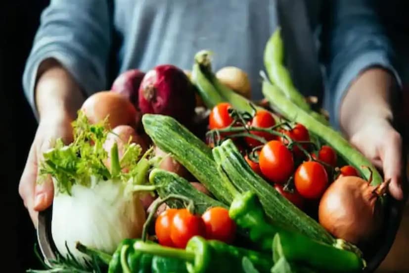 আপনার খাদ্যতালিকায় তাজা ফল, সবুজ শাকসবজি, গোটা শস্য এবং ওটস অন্তর্ভুক্ত করুন। যাদের কোলেস্টেরলের মাত্রা বেশি তারা আয়ুর্বেদিক ডাক্তারের সাথে পরামর্শ করে অর্জুন গুঁড়ো এবং ত্রিফলা গুঁড়োও খেতে পারেন।