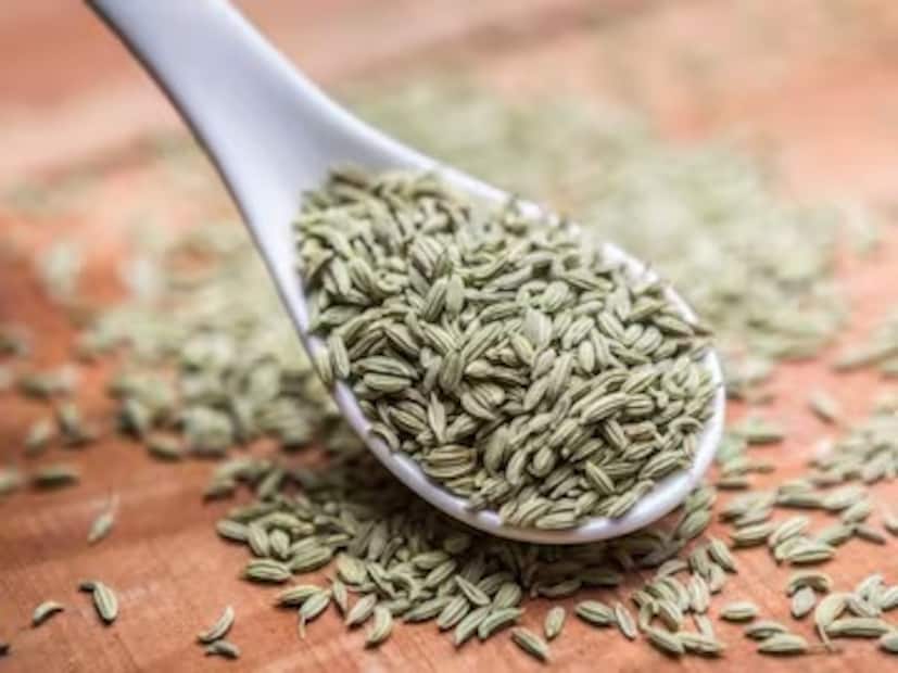 মৌরিজল উপকারী। এক চামচ মৌরি হালকা গরম জলে ভিজিয়ে রাখুন এবং সেই জল পান করুন অথবা খাবারের পর মৌরি চিবিয়ে খান। এতে আমাদের পেটে শীতলতা এবং হালকা ভাব আসে এবং গ্যাসের সমস্যা থেকে মুক্তি পাওয়া যায়।