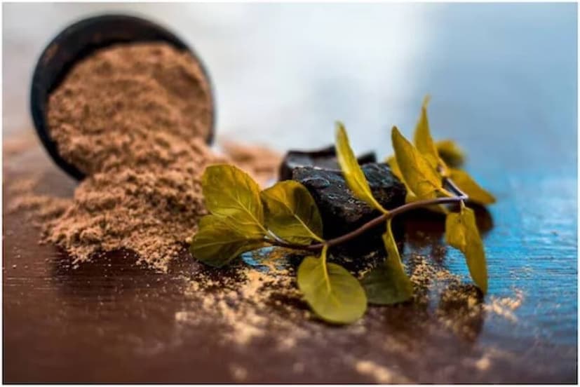 হিং এবং মধুর একটি ঘরোয়া দ্রবণ তৈরি করুন। আধ চা চামচ হিং গুঁড়ো এবং সামান্য মধু হালকা গরম জলে মিশিয়ে নিন। এটি পেট ফাঁপা এবং পেট ব্যথা কমাতে সাহায্য করবে, কারণ এটি বুক জ্বালাপোড়া এবং ভারী জল উপশমে খুবই কার্যকর বলে মনে করা হয়। আয়ুর্বেদে এই দ্রবণটি খুবই উপকারী বলে বিবেচিত হয়।