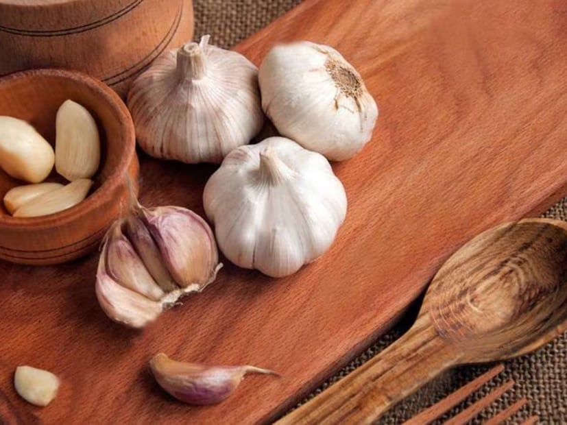 কোলেস্টেরল নিয়ন্ত্রণে রসুন অত্যন্ত কার্যকর বলে মনে করা হয়। সকালে খালি পেটে ২-৩টি কাঁচা লবঙ্গ খেলে রক্ত ​​পাতলা হয় এবং দ্রুত খারাপ কোলেস্টেরল কমতে সাহায্য করে। এটি হৃদরোগের ঝুঁকি কমায় এবং হৃদরোগের ঝুঁকি কমায়।