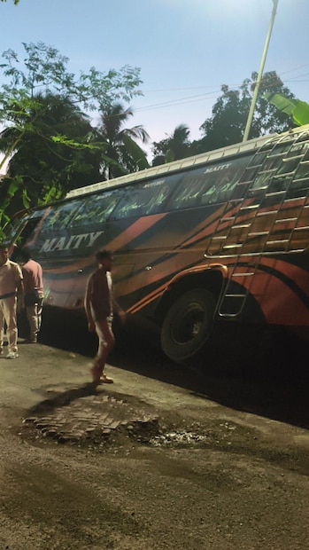 কলকাতা থেকে দিঘা ঢোকার মুখে একটি গাড়িকে ওভারটেক করতে গিয়ে নিয়ন্ত্রণ হারিয়ে উল্টে যায়। 