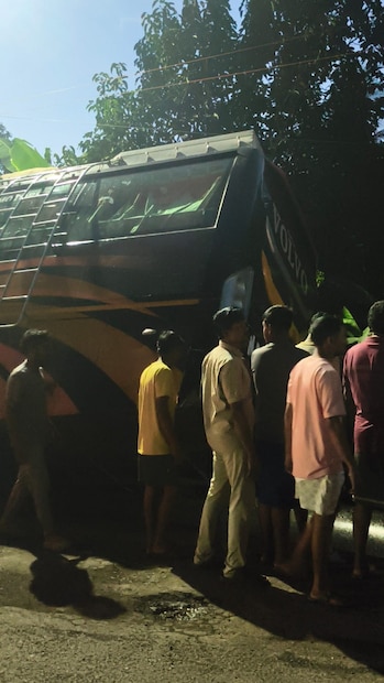 দিঘা নন্দকুমার ১১৬ বি জাতীয় সড়কে ঘেরসাইয়ের কাছে নিয়ন্ত্রণ হারিয়ে উল্টে গেল যাত্রিবাহী বাস। 