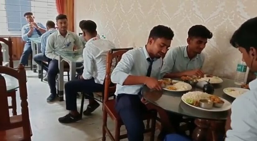 পাশাপাশি সন্ধ্যার পর থেকেই ভিড় জমে সাধারণ মানুষের। যদিও গায়ক অরিজিৎ কে দেখা যায়না এই হেঁশেলে। তবে পারিবারিক এই হেঁশেল আজকে খুব জনপ্রিয় করেছে আম জনতার কাছে।