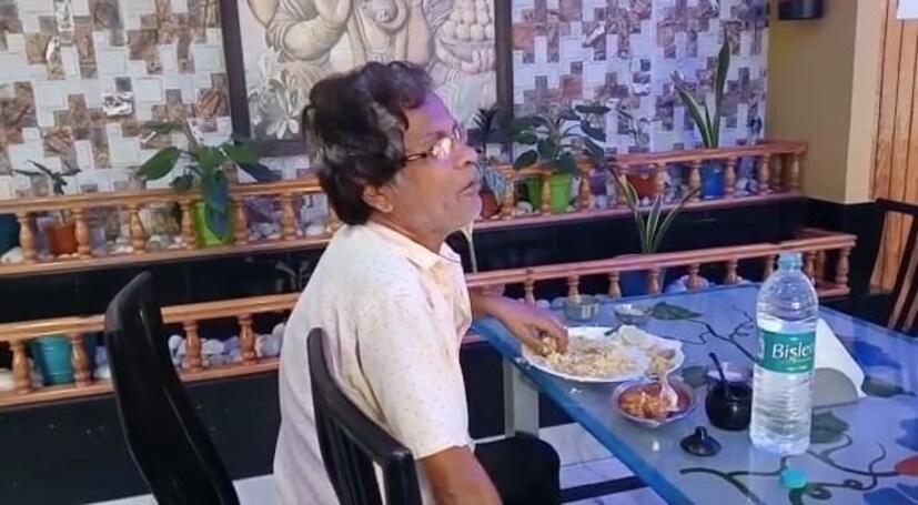 তবে গায়ক অরিজিৎ-এর হোটেলে যে একবার আসে বারবার তাকে আসতে হয় পাত পেরে চেঁটে পুটে খেতে। দৈনিক দুপুরে ভিড় জমান বহু ছাত্র ও ছাত্রীরা। কলেজের পাশেই অবস্থিত এই হেঁশেল। সেখানেই দুপুরে খাবার খেতে আসে কলেজের পড়ুয়ারা।